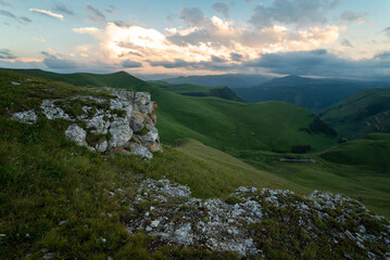 Naklejka premium Beautiful clouds in the mountains dawn