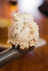 Ice cream, vanilla butter rum. Classic American or French bakeries or pastry shop favorites. Cookies, whipped cream, cakes, chocolate syrup butter, eggs and vanilla beans.