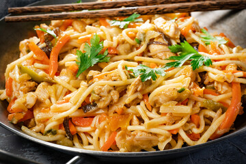 Fried noodles with chicken and vegetables.