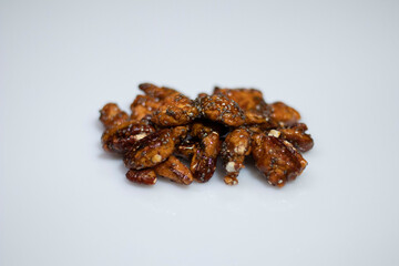 Nuez caramelizada en fondo blanco