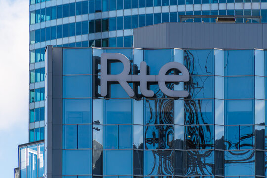 Puteaux, France - 12 novembre 2020: Logo de RTE (R&eacute;seau de transport d'&eacute;lectricit&eacute;), en haut de l'immeuble Window &agrave; Paris La D&eacute;fense. RTE g&egrave;re le r&eacute;seau public de transport d'&eacute;lectricit&eacute; en France