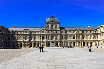 Aspect of a grand baroque building in Paris