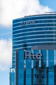 Puteaux, France - 12 novembre 2020: Vue ext&eacute;rieure des immeubles de RTE (R&eacute;seau de transport d'&eacute;lectricit&eacute;) et de EDF (Electricit&eacute; de France) dans le quartier d'affaires de Paris La D&eacute;fense