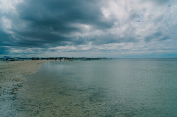 Obraz premium a body of water with a bridge in the background