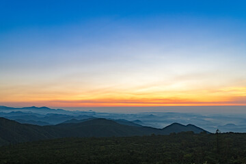 蔵王山から宮城県方面の山々と雲海と朝焼け
