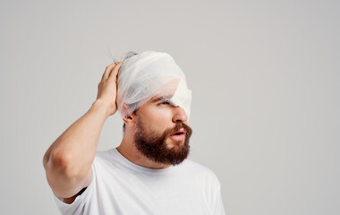 Obraz premium man with bandaged head health problems emergency room
