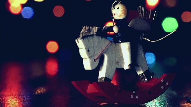 Angelo su cavallo a dondolo, pupazzo vintage di Natale.