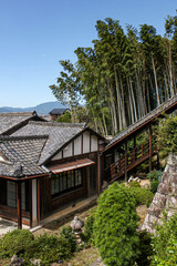 Obraz premium japanese house next to forest 