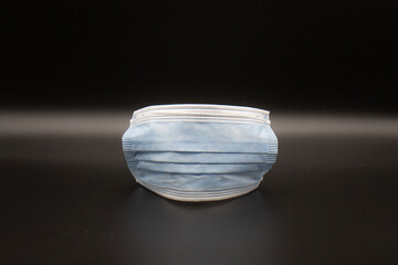 Mund-Nasen-Schutz Maske mit schwarzem Hintergrund