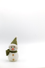 Schneemann im Winter mit weißem Hintergrund