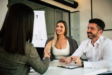 Obraz premium Successful businesswoman shaking hands with female client