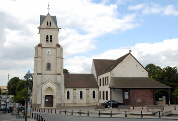 Fototapeta na wymiar Pontault-Combault, église Saint-Denis du XIIIe siècle, son clocher, son horloge, département de Seine-et-Marne, France