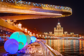 Obraz premium Soaring bridge in Moscow. Winter in the capital of Russia. Panorama of Moscow on Christmas night. Moskva river embankment with Christmas decorations.