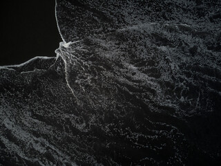 海岸線に波で描かれた白いライン