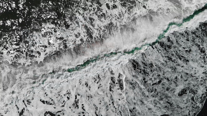 波に現れたエメラルドグリーンの亀裂