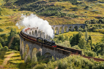 Dampfzug auf dem Glenfinnan-Viadukt in Schottland im August 2020