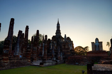 Obraz premium Wat Mahathat Temple, Sukhothai Province Is a temple in the area of Sukhothai since ancient times Wat Mahathat is located in the Sukhothai Historical Park.