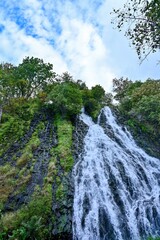 青空バックに晩秋のオシンコシンの滝の情景＠知床、北海道