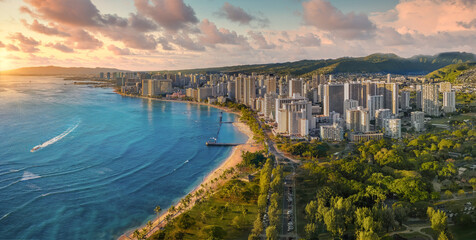 Honolulu with a sunny and cloudy sky - obrazy, fototapety, plakaty