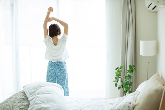 若い女性　起床