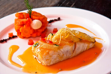 Plato de lomo de Huachinanjo con citricos al cilantro o pescado huachinango cocinado gourmet