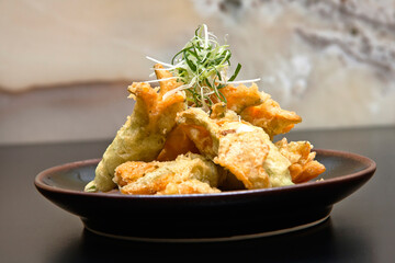 plato de tempura de flor de calabaza o flores crocantes
