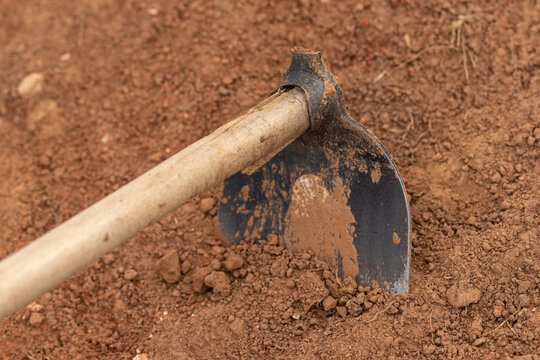 enxada na terra