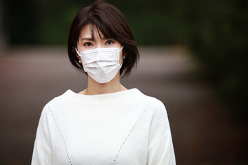 マスクを着ける女性