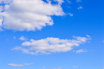Fototapeta na wymiar Nubes blancas es un bello cielo azul