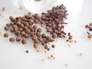 Allspice, dried cloves and coriander seeds
