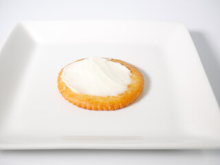 クリームチーズを乗せた丸いクラッカー
