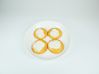 ハーブチーズを乗せた丸いクラッカー
