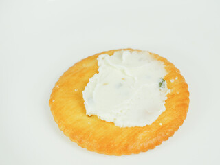 ハーブチーズを乗せた丸いクラッカー
