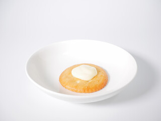 マヨネーズを乗せた丸いクラッカー
