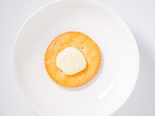 マヨネーズを乗せた丸いクラッカー
