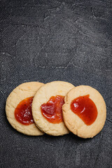 primer plano macro de galleta de masa de vainilla membrillo pepas fondo oscuro cordoba argentina