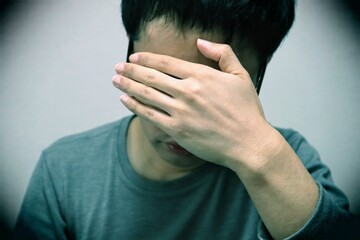仕事で失敗をして落ち込む人物のクローズアップ