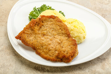 Crispy chicken schnitzel with mashed potato