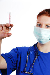 Medizinische Fachkraft bereitet eine Injektion zur Impfung vor