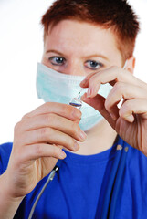 Medizinische Fachkraft bereitet eine Injektion zur Impfung vor