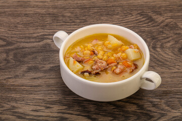 Pea soup with smoked ribs