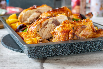 Brathähnchen mit Bratkartoffeln auf einen Backblech in der Weihnachtszeit