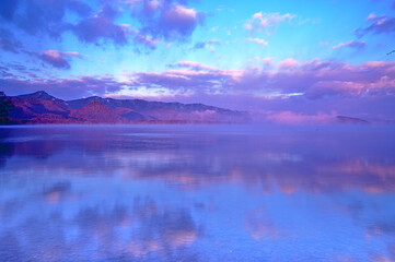 Fototapeta na wymiar 雲の浮かぶ空を水面に映す湖