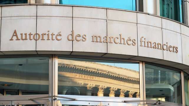 Fa&ccedil;ade du si&egrave;ge de l'Autorit&eacute; des March&eacute;s Financiers (AMF) &agrave; Paris, avec le reflet du palais Brongniart, si&egrave;ge de la Bourse fran&ccedil;aise, dans la vitre &ndash; novembre 2020 (France)