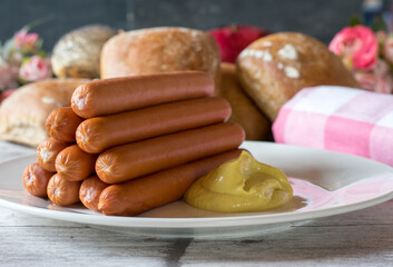Wiener Würstchen mit Brötchen und Senf