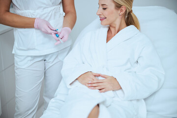 Obraz premium Cosmetologist demonstrating the medical tools before the treatment procedure