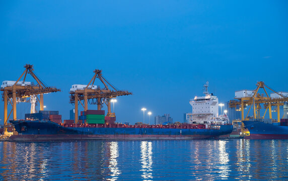 Ship loaded in New York container terminal 