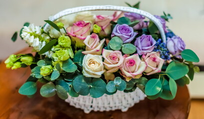 Obraz na płótnie Canvas Basket with a bouquet of roses