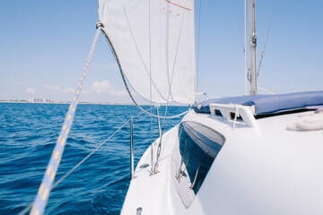 Obraz premium Yacht sailing in calm sea on sunny day.