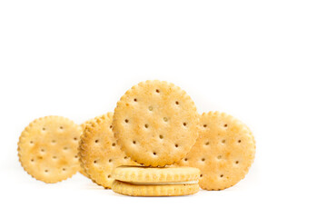 Galletas rellenas sobre un fondo blanco liso y aislado. Vista de frente y de cerca. Copy space